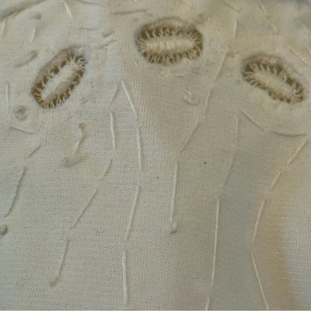 Vintage Women’s off-white gloves. With floral design with dainty beads. 8 1/2”‎
